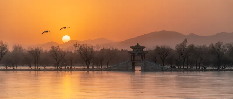 落霞与孤鹜齐飞，秋水共长天一色