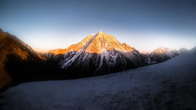 雅拉雪山日照金山